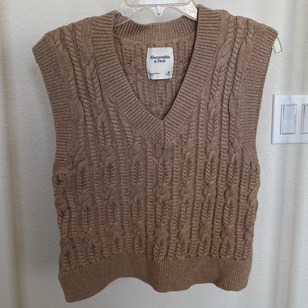 Abercrombie & Fitch Cable Knit V neck Sweater Vest in Brown / Taupe